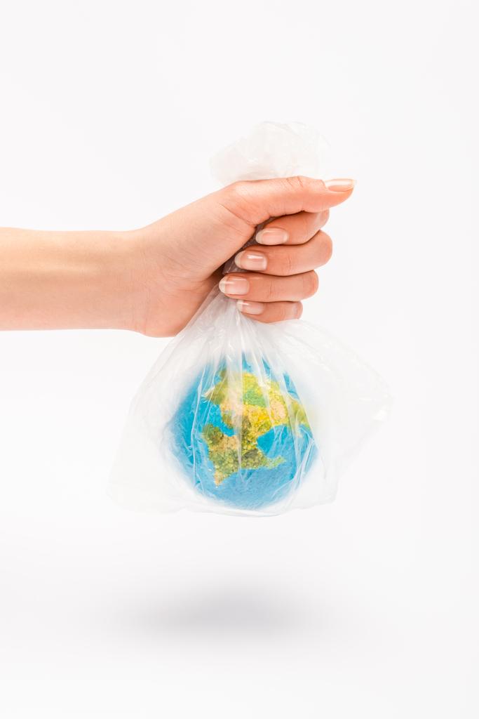 Vista parziale della donna in possesso di sacchetto di plastica con globo su sfondo bianco, concetto di riscaldamento globale
 - Foto, immagini
