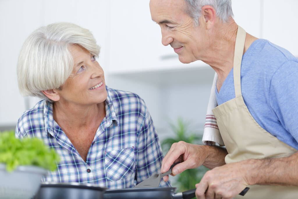 健康食品を調理する年配のカップル - 写真・画像