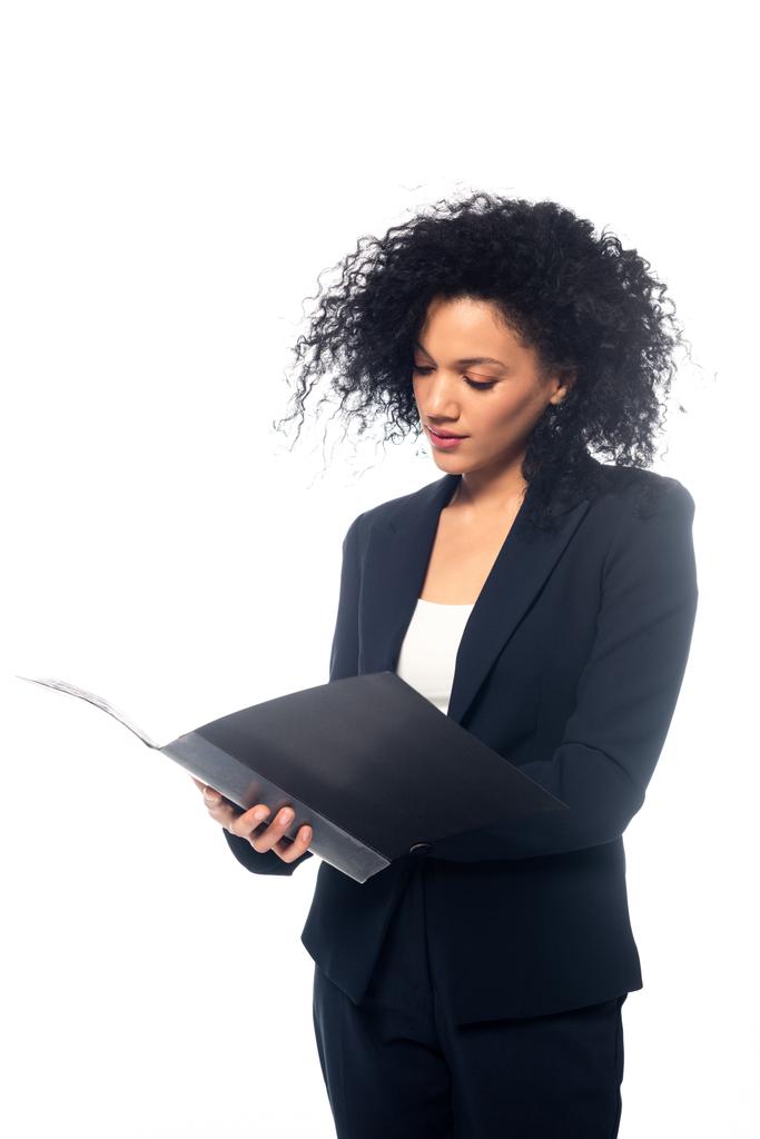 Африканская американская бизнесвумен глядя на открытую папку изолированы на белом
 - Фото, изображение