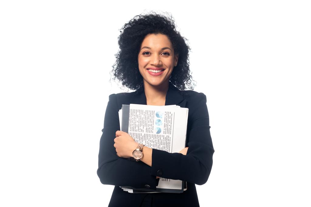 Vooraanzicht van positieve Afrikaanse Amerikaanse zakenvrouw met documenten kijken naar camera geïsoleerd op wit - Foto, afbeelding