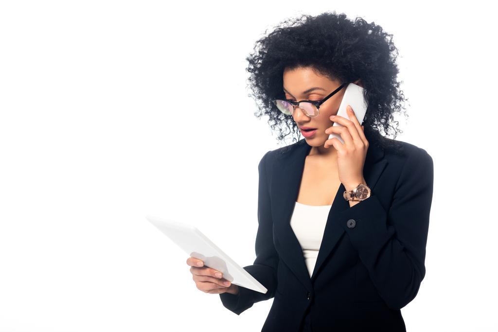 Afrikai amerikai üzletasszony kezében digitális tabletta és telefonon elszigetelt fehér - Fotó, kép