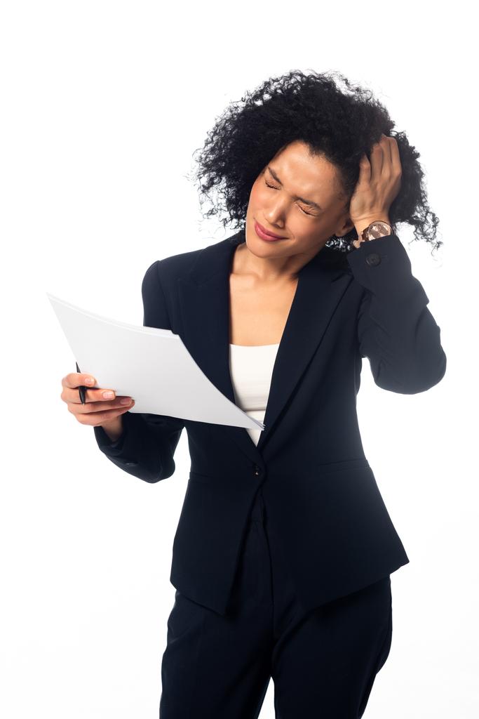 Вид спереди на африканскую американку с документами, страдающими от головной боли, изолированными на белом
 - Фото, изображение