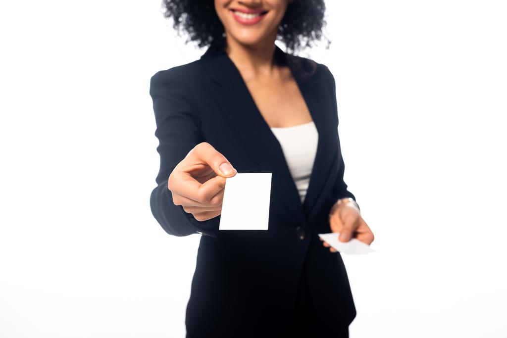 Обрезанный взгляд на африканскую американскую деловую женщину, улыбающуюся и представляющую визитку, изолированную на белом
 - Фото, изображение