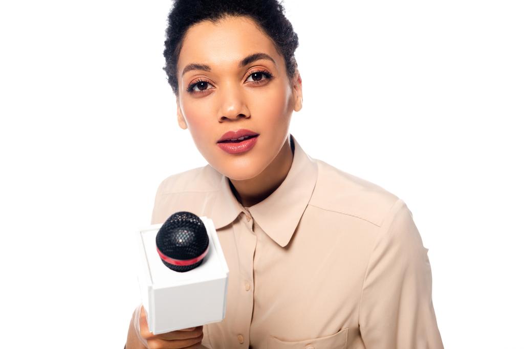 Portrait de journaliste afro-américain avec microphone regardant la caméra isolée sur blanc
 - Photo, image