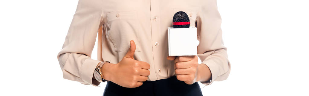 Vista recortada do jornalista afro-americano com polegar para cima segurando microfone isolado no branco
 - Foto, Imagem