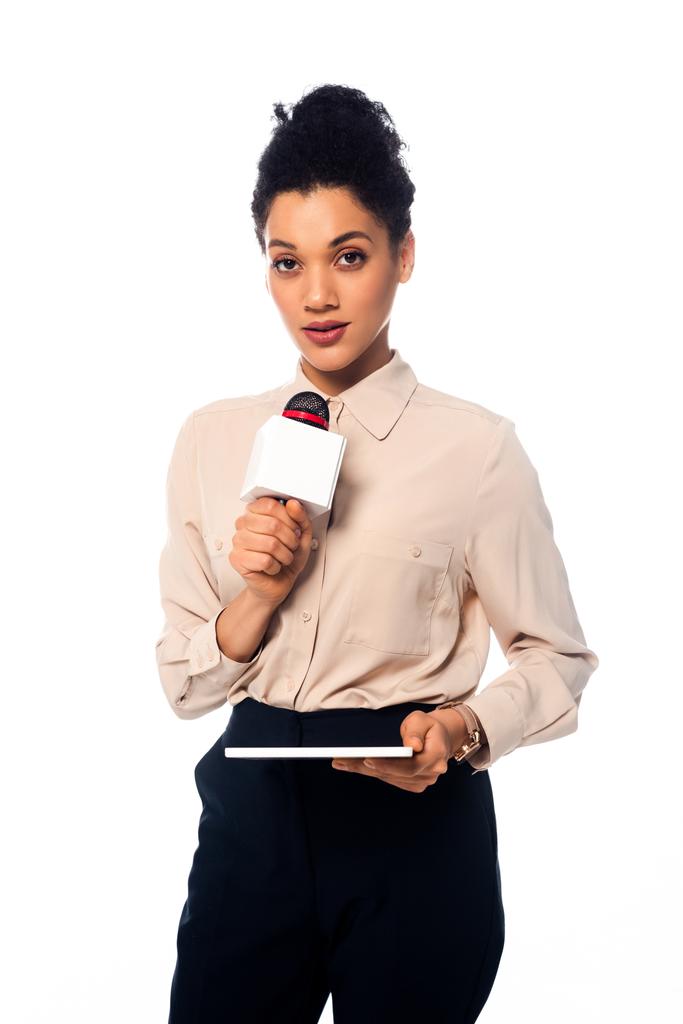 Vue de face du journaliste afro-américain avec microphone et tablette numérique regardant la caméra isolée sur blanc
 - Photo, image