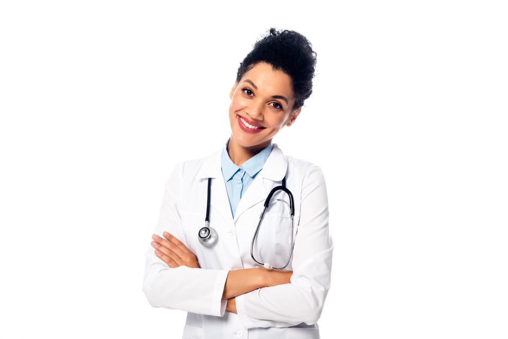 Вид спереди африканского американского врача со стетоскопом и скрещенными руками, улыбающимися изолированными на белом
 - Фото, изображение