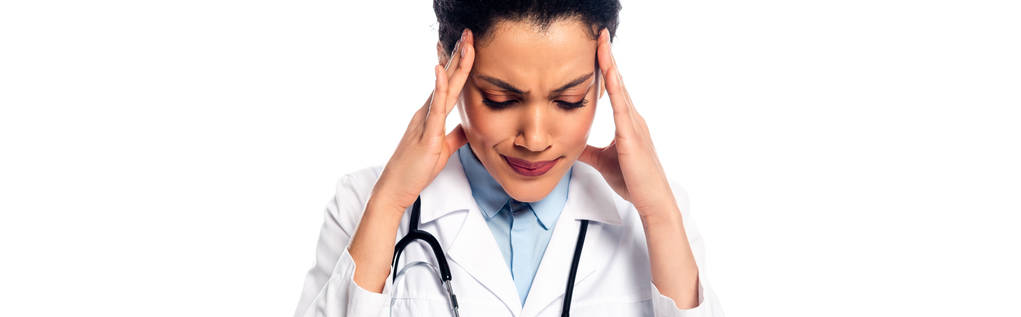 Afro-Amerikaanse arts lijdt aan migraine geïsoleerd op wit, panoramisch schot - Foto, afbeelding