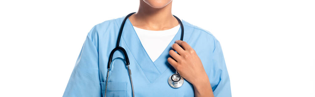 Widok afrykańskiej pielęgniarki z stetoskopem na białym, panoramicznym ujęciu - Zdjęcie, obraz