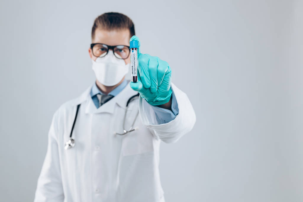 Trabalhador de saúde que usa uma máscara respiratória, segurando a amostra de teste de sangue Coronavirus Covid-19
,  - Foto, Imagem