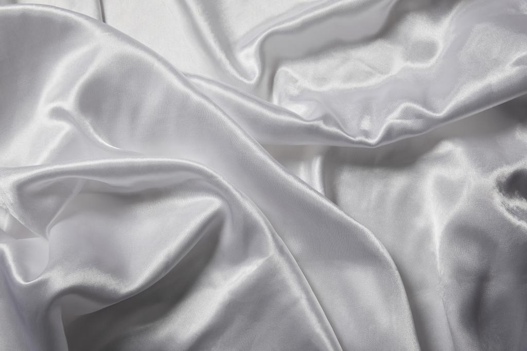 közeli kilátás a fehér puha és gyűrött selyem texturált szövet - Fotó, kép