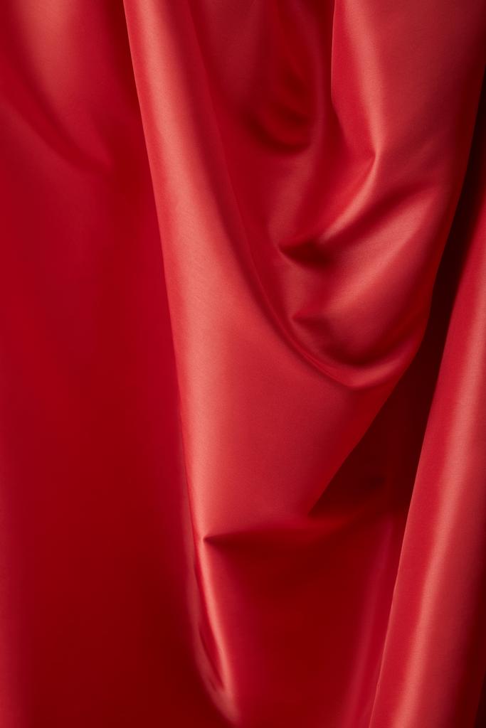 στενή άποψη του κόκκινου μαλακό και κυματιστό ύφασμα υφή μετάξι - Φωτογραφία, εικόνα