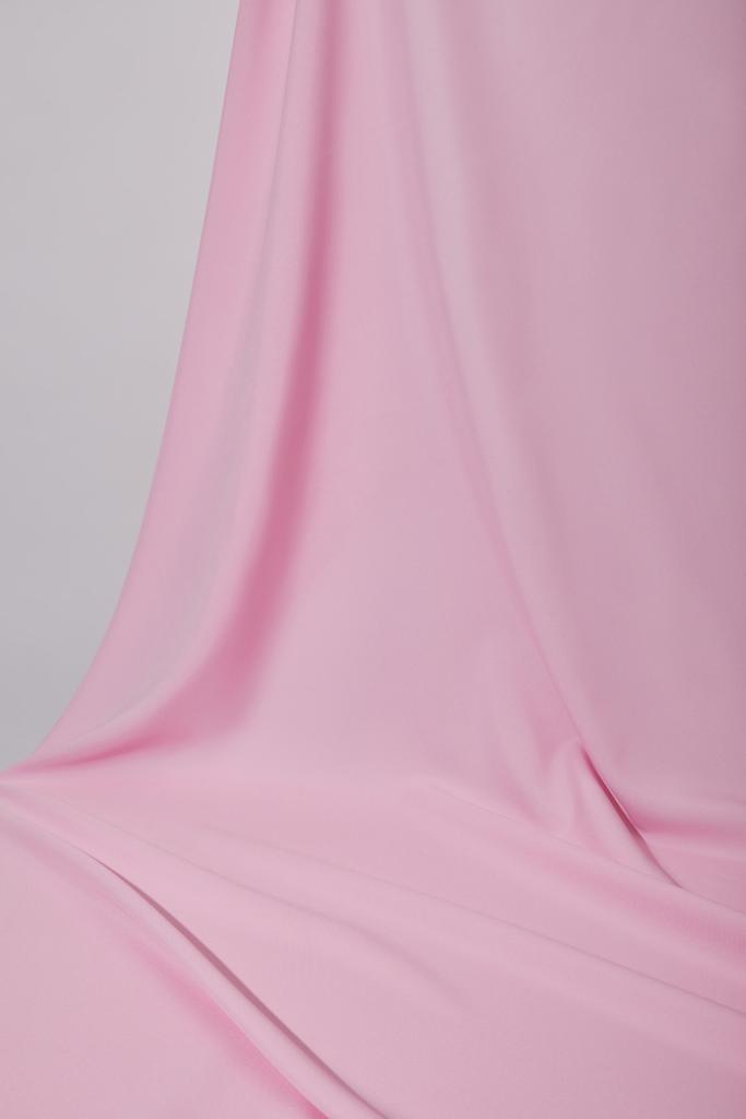 vista de cerca de tela ondulada suave rosa aislada en gris
 - Foto, imagen