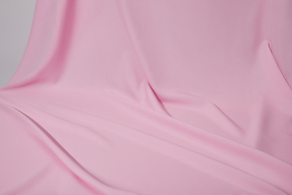 vista de perto de tecido ondulado macio rosa isolado em cinza
 - Foto, Imagem