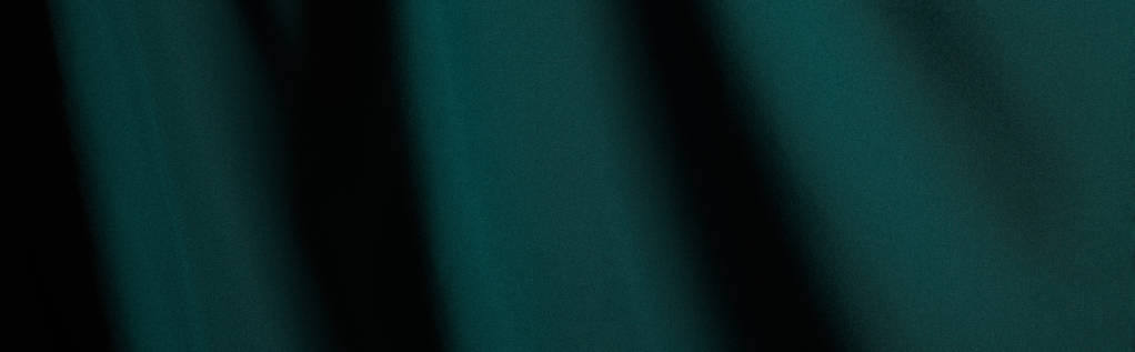 close-up zicht op smaragd zachte en golvende zijde stof, panoramisch schot - Foto, afbeelding