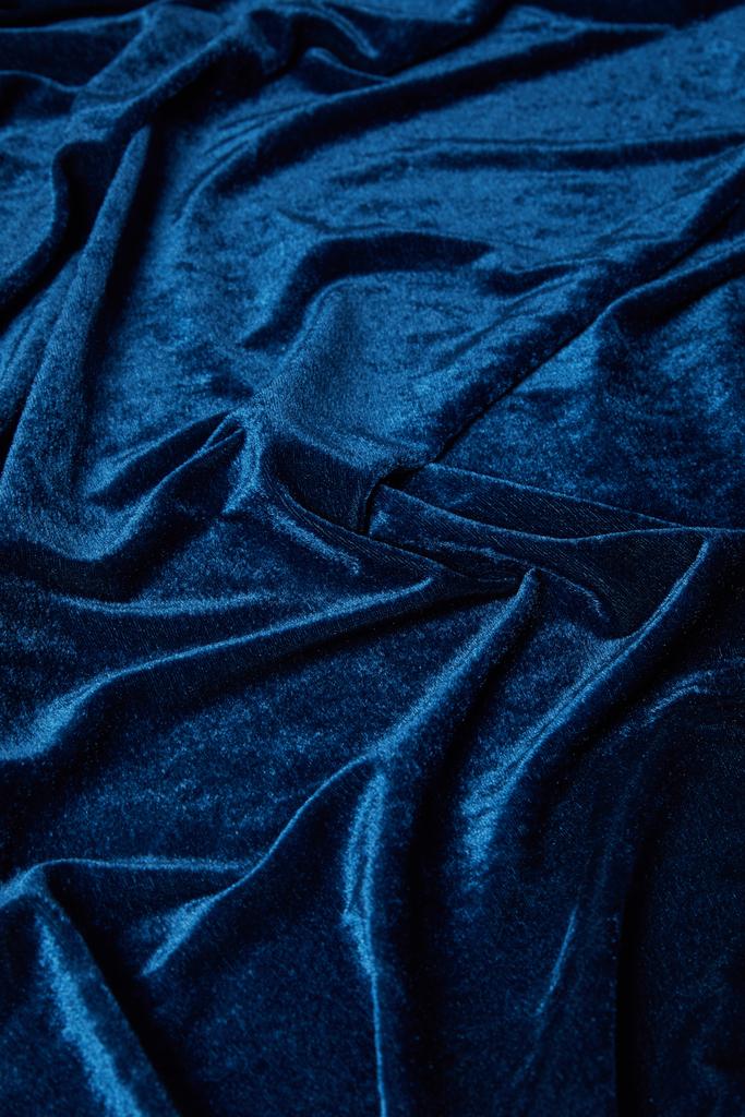 στενή άποψη του μπλε μαλακό και τσαλακωμένο βελούδινη υφή υφάσματος - Φωτογραφία, εικόνα
