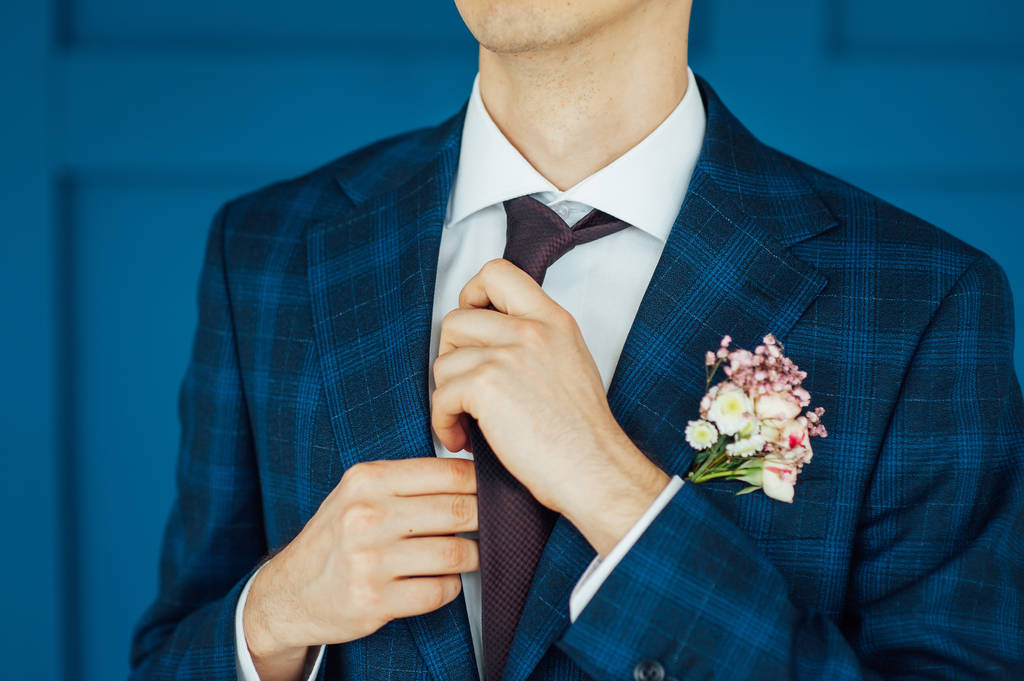 lateinischer Mann mit Krawatte bei der morgendlichen Hochzeitsvorbereitung - Foto, Bild