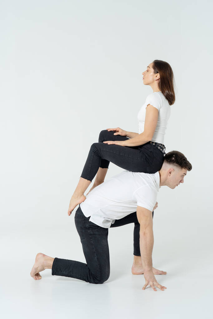 Akrobaten-Duo zeigt Tricks, isoliert auf Weiß - Foto, Bild