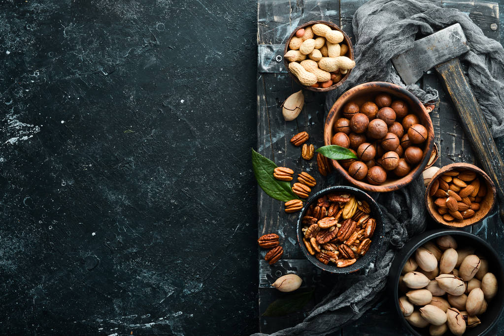 Sada oříšků. Makadamové ořechy, ořechy, arašídy a mandle. Horní pohled. - Fotografie, Obrázek