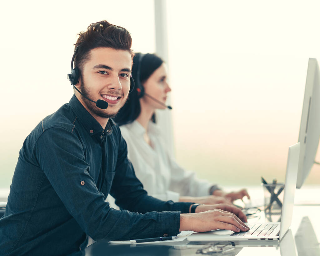 operadores profesionales del centro de llamadas se comunican con los clientes
. - Foto, imagen