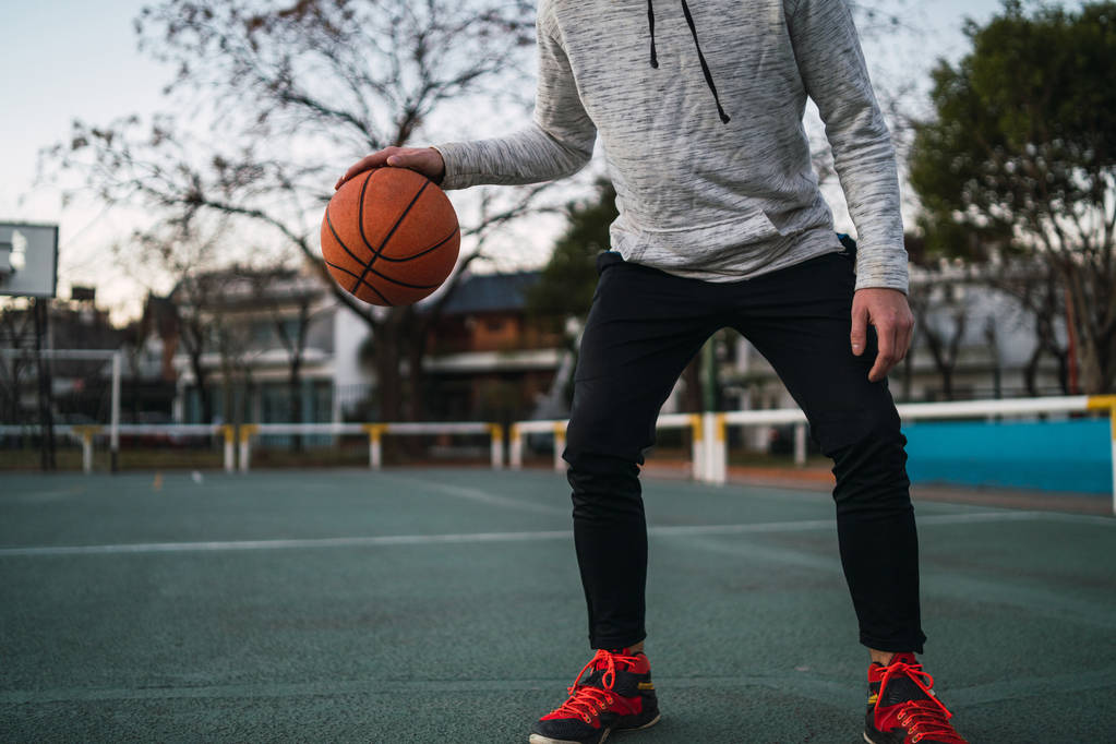 Portrait de jeune joueur de basket-ball jouant à l'extérieur. Concept sportif. Concept de basket. - Photo, image