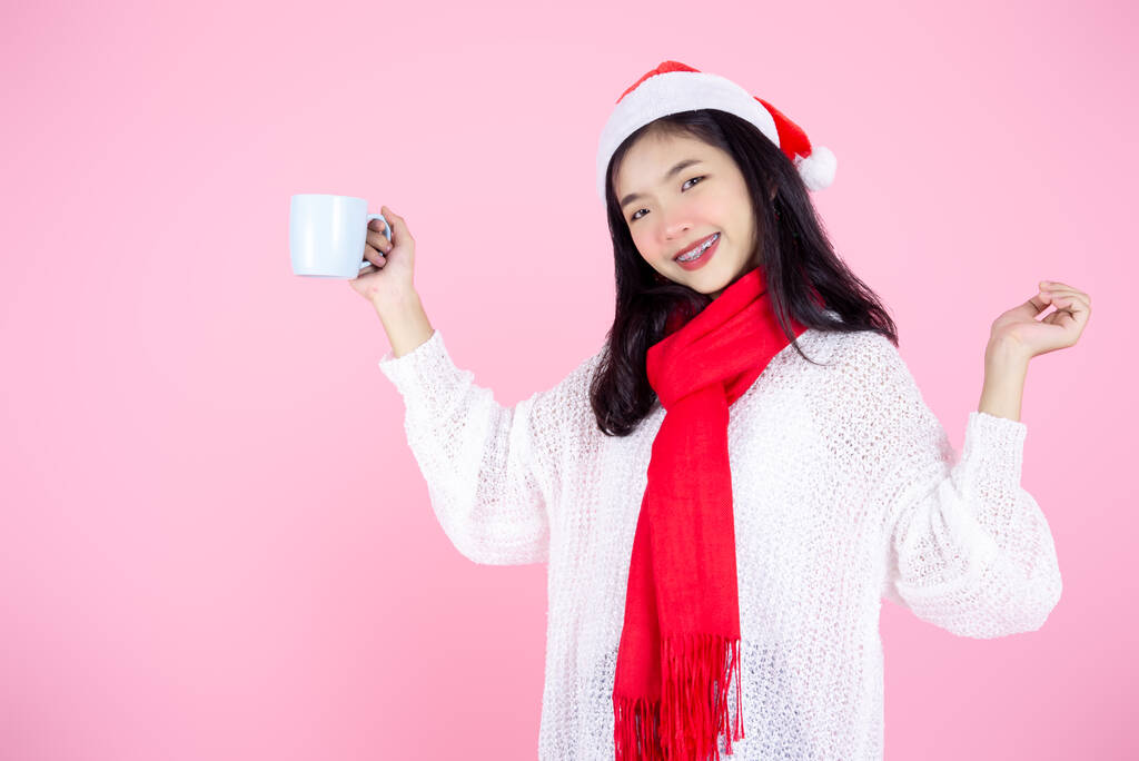セーターを着た幸せなアジアの女性とコーヒーマグカップを保持赤いスカーフ、ライフスタイルの概念. - 写真・画像