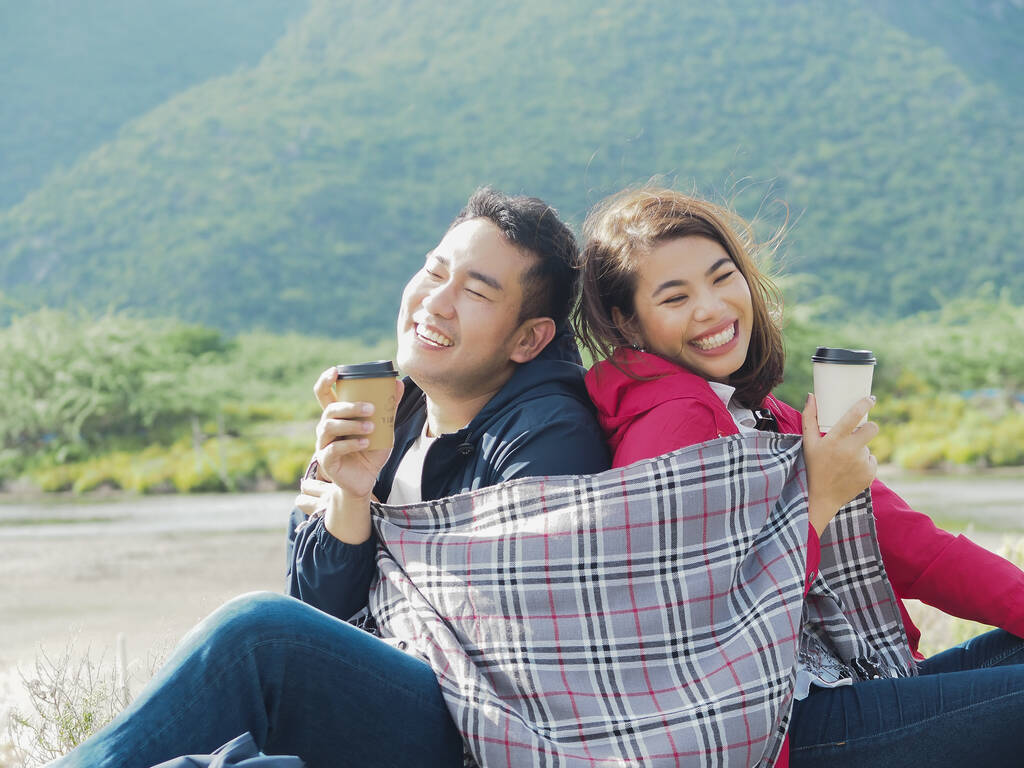 Šťastné asijské dvojice kempování a popíjení kávy s přírodou, koncept životního stylu. - Fotografie, Obrázek