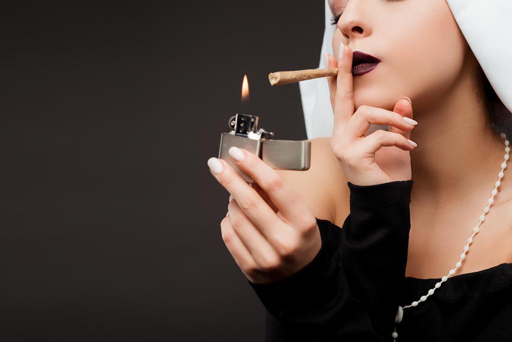 θέα καλόγριας που καπνίζει μαριχουάνα με αναπτήρα στο γκρι - Φωτογραφία, εικόνα