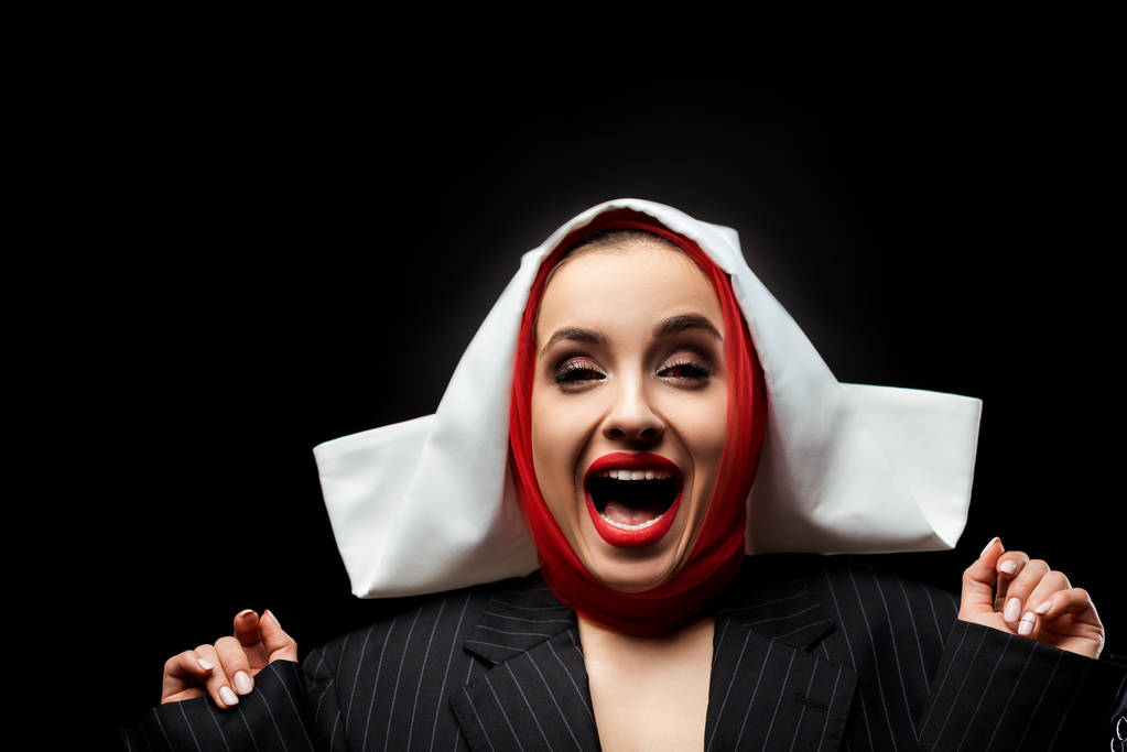 nonne démoniaque excitée aux yeux rouges criant isolé sur noir
 - Photo, image