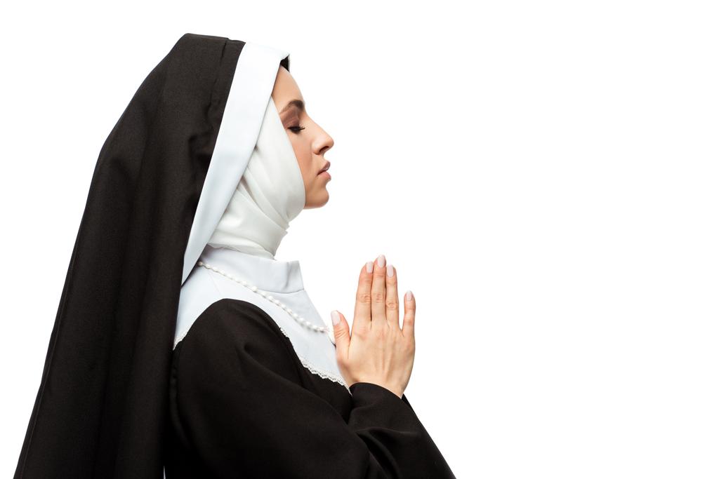 houkutteleva nunna rukoilee suljettujen silmien ja kädet yhdessä eristetty valkoinen
 - Valokuva, kuva