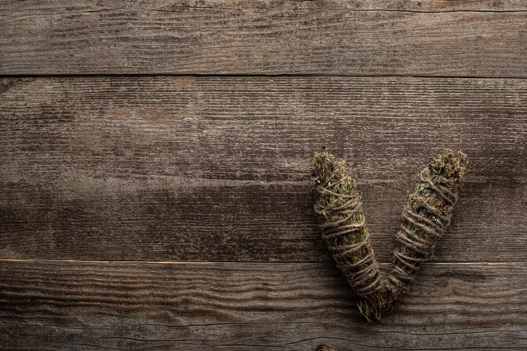 Horní pohled na bylinné šmouhy tyčinky na dřevěném pozadí - Fotografie, Obrázek