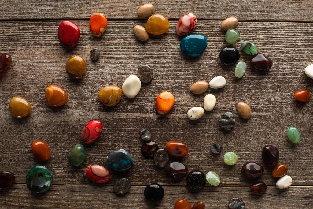 Vista superior de la fortuna colorida diciendo piedras en la superficie de madera
 - Foto, Imagen