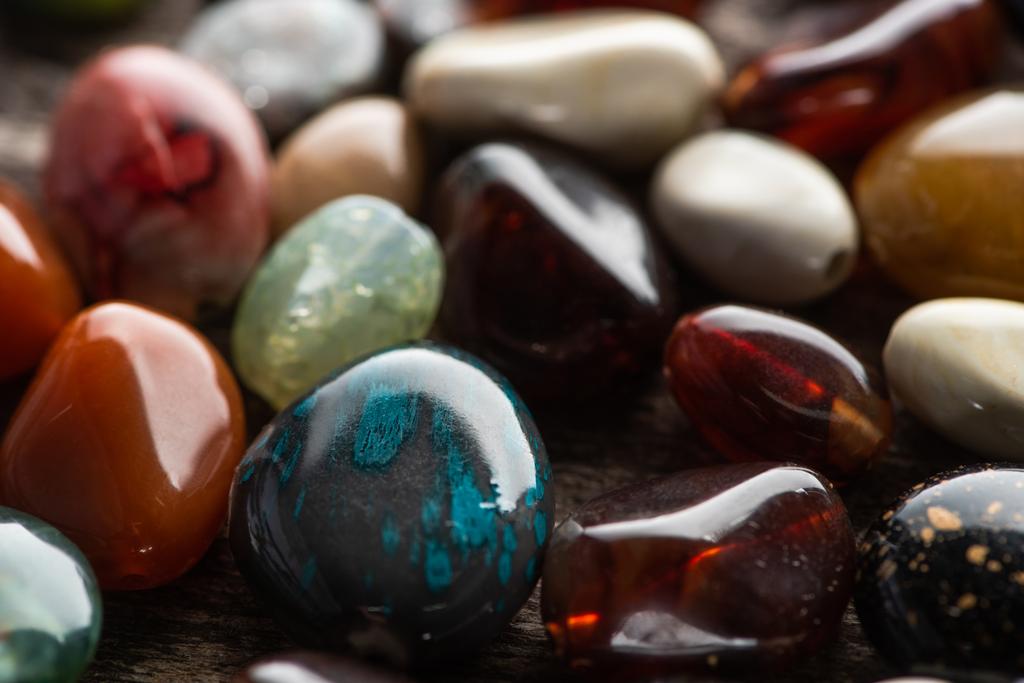 Γκρο πλαν άποψη του πολύχρωμο τύχη λέει πέτρες σε ξύλινο φόντο - Φωτογραφία, εικόνα