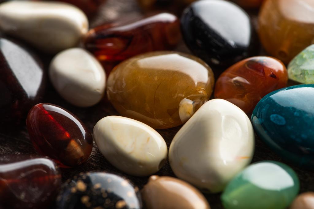 Close-up vista da fortuna dizendo pedras no fundo de madeira
 - Foto, Imagem