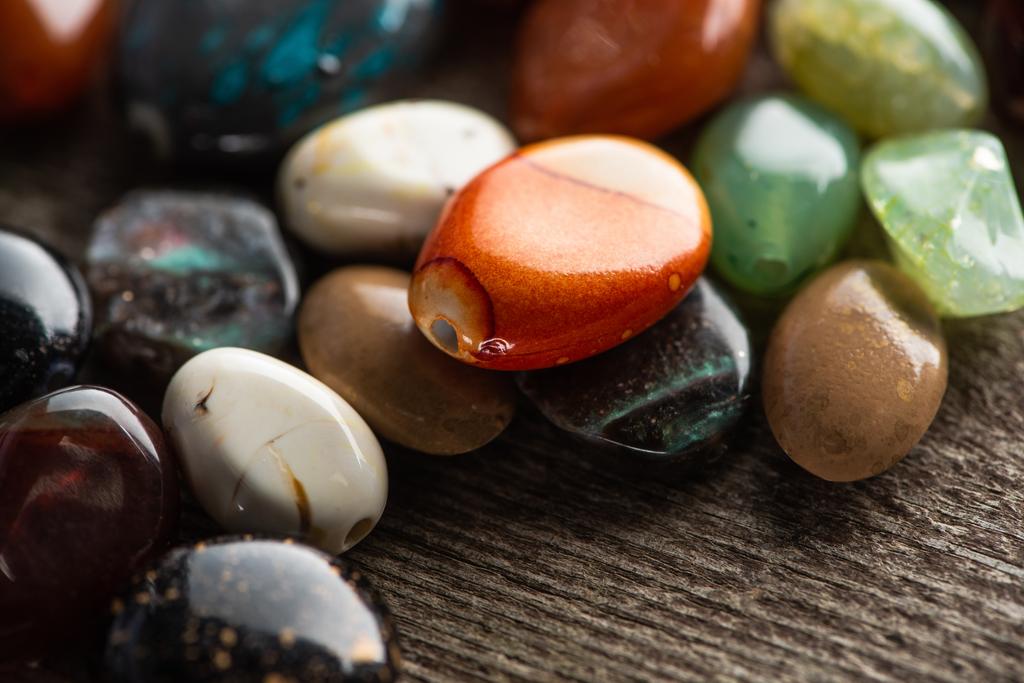 Zblízka pohled na věštecké kameny na dřevěném povrchu  - Fotografie, Obrázek