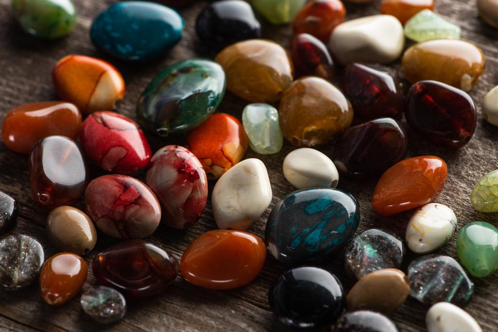 Πολύχρωμη τύχη λέει πέτρες σε ξύλινο φόντο - Φωτογραφία, εικόνα
