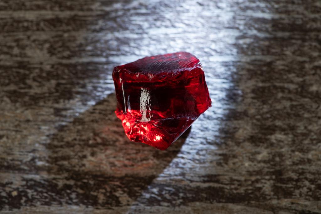 Top näkymä maaginen punainen kristalli valoa puinen tausta
 - Valokuva, kuva