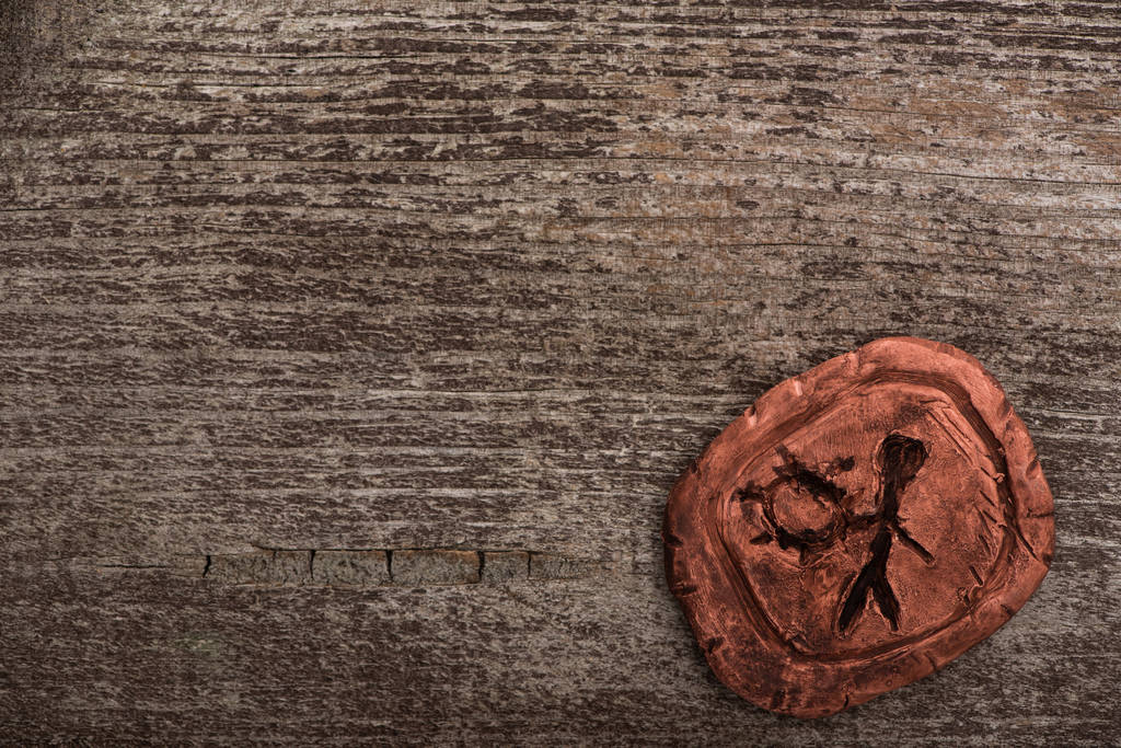 Vista superior del amuleto chamánico de arcilla sobre fondo de madera
 - Foto, Imagen