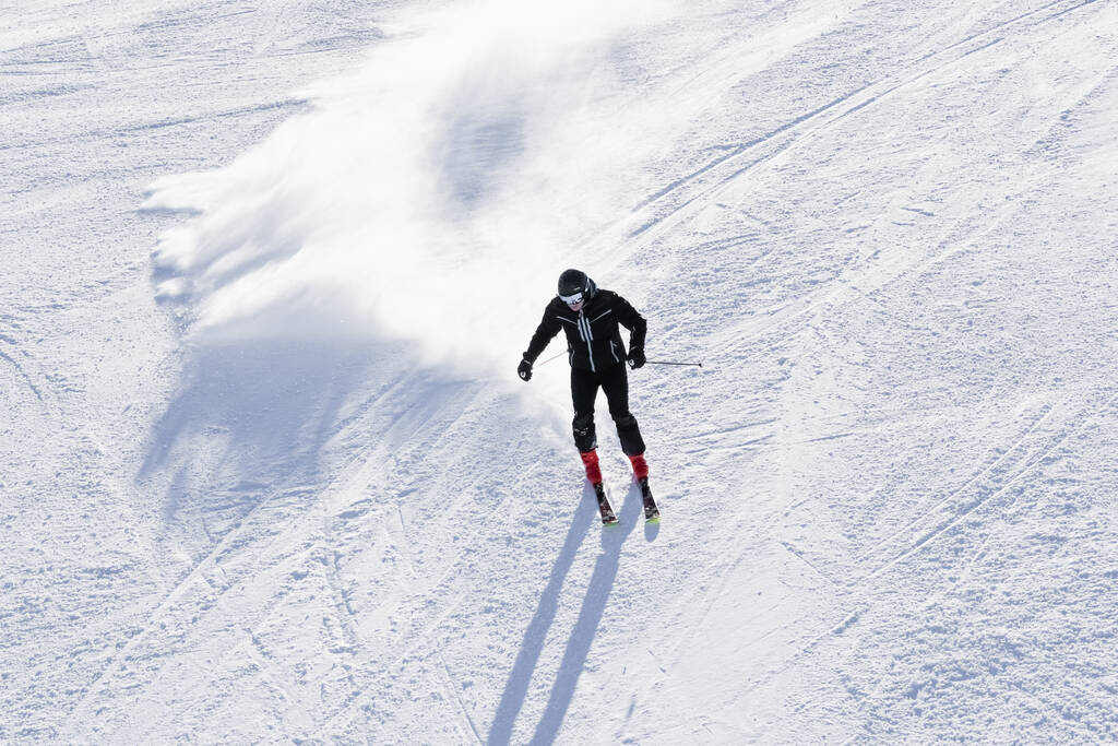  Bulgarie. Bansko. 14 février 2020.skieur descendant l'immense champ de neige éclaboussant de neige poudreuse
 - Photo, image