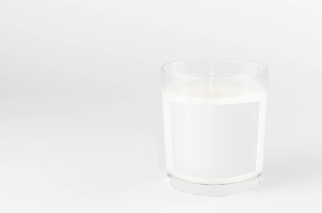 Candle in transparent glass with white blank label on white background, mock up for branding identity product, advertising, presentation, design packing. - Foto, Bild