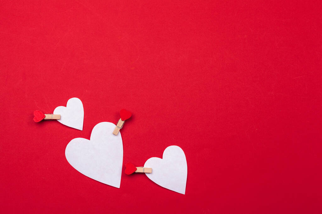 Repülő piros papírszívek. Valentin nap. A szerelem szimbóluma. Fénymásolási hely. - Fotó, kép
