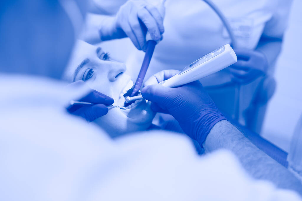Врач и пациент стоматологической клиники - Фото, изображение