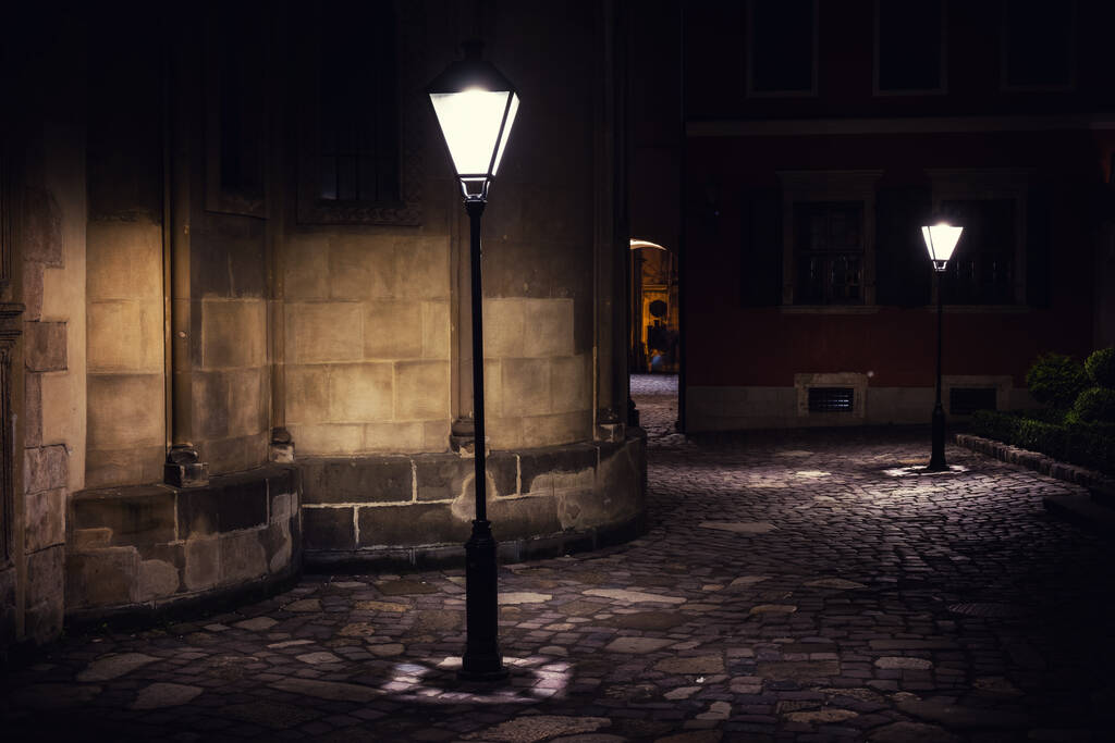 rue éclairée la nuit. Vieille ville européenne
 - Photo, image