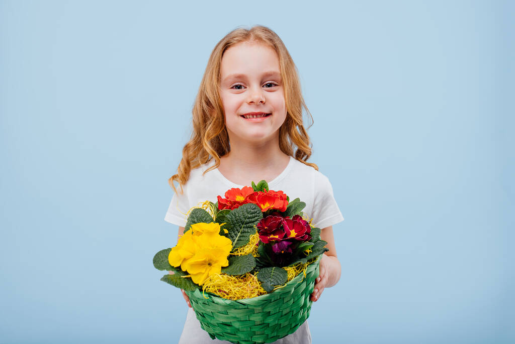 花のバスケットを持つ幸せな女の子 - 写真・画像