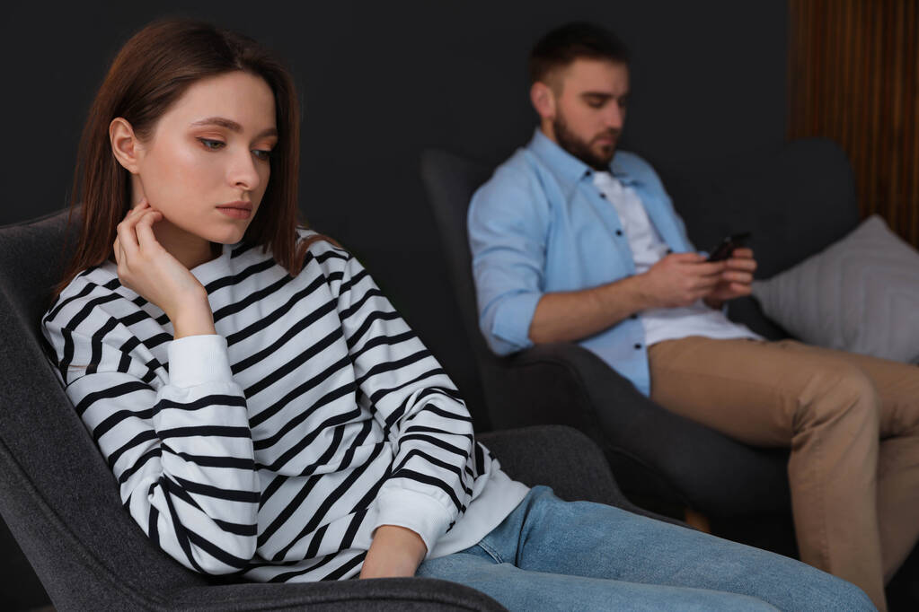 Homme préférant smartphone sur sa petite amie à la maison, se concentrer sur la femme. Problèmes relationnels
 - Photo, image