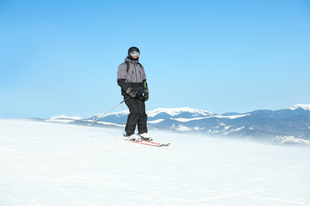 Мужчина лыжник на снежном склоне в горах. Зимние каникулы
 - Фото, изображение