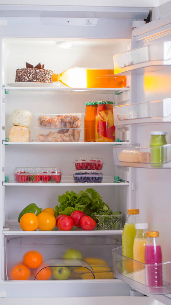 белый холодильник с различными продуктами питания
 - Фото, изображение