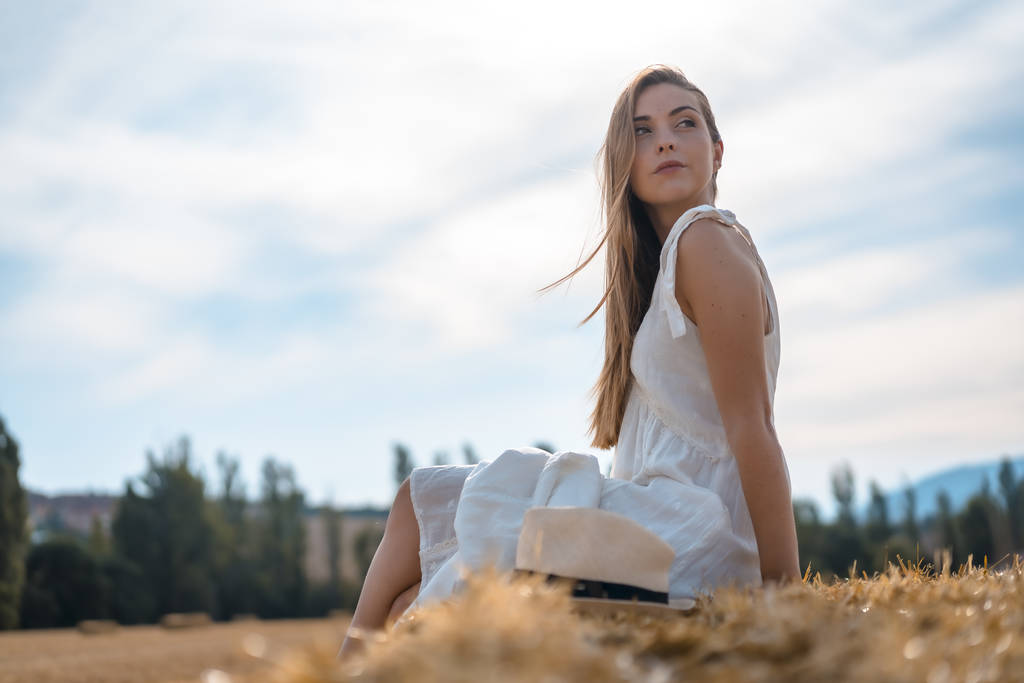 muotokuva kaunis nuori nainen yllään valkoinen mekko maaseudulla
 - Valokuva, kuva