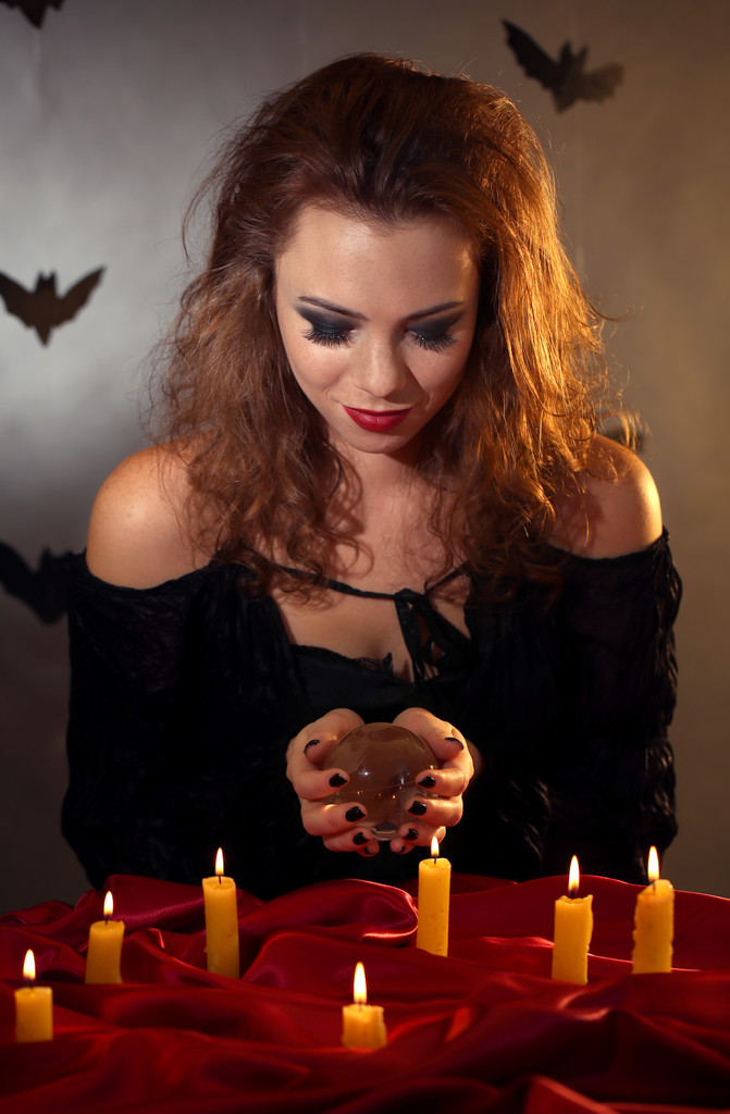 Хэллоуинская ведьма на тёмном фоне
 - Фото, изображение