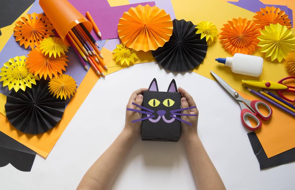 Halloween ünnep fekete macska papírból. A gyerekek kreativitása. Hobbi kézműves anyag - Fotó, kép